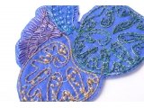 Motif floral bleu, fil et perles
